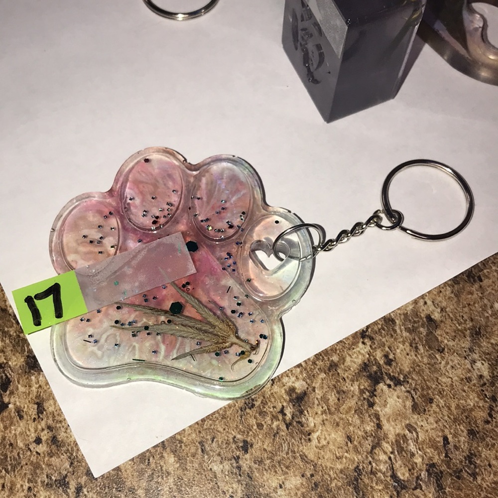 Paw 🐾 Keychain with my favorite leaf 🍃 and glitter ✨